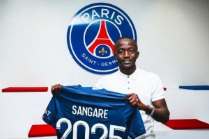 记者：曼城想免签巴黎18岁前锋桑加雷，多支德国球队也对他感兴趣