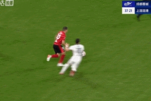 开云登录网址入口-动作稍大！杨世元亮鞋底飞铲罗慕洛，外籍主裁果断掏出黄牌