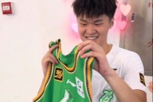 开云线上入口-辽宁队自己的23号！黄秋实为赵森送上新赛季球衣