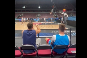 开云网站-提前进入比赛模式？东契奇赛前热身坐在替补席命中超远三分！