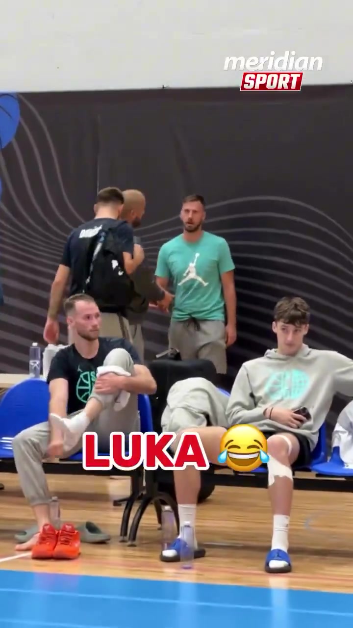 开云登录网址入口-东契奇训练场恶作剧 突袭教练上演趣味互动