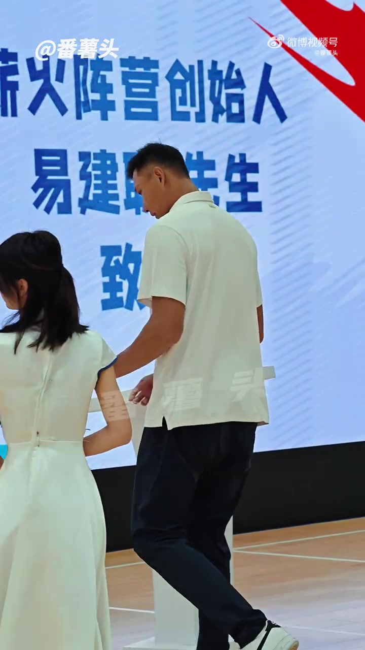 开云网站-好久不见!易建联现身深圳 出席旗下薪火阵营活动